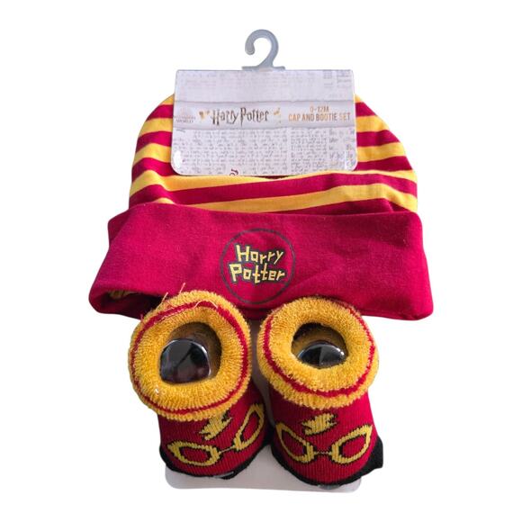 Harry Potter Baby Hat and Bootie Sock Gift Set Newborn Accessories 0-12 Months - Picture 1 of 2